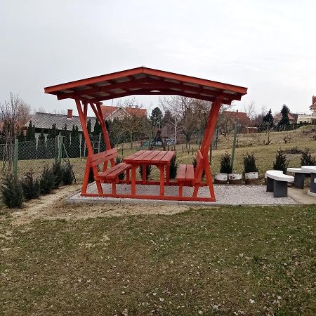 Karesz nyaralóház Zalakaros Esterno foto